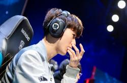 九游-包含TheShy回归赛场，惊险取胜首场状态亮眼，FPX观众沸腾！的词条